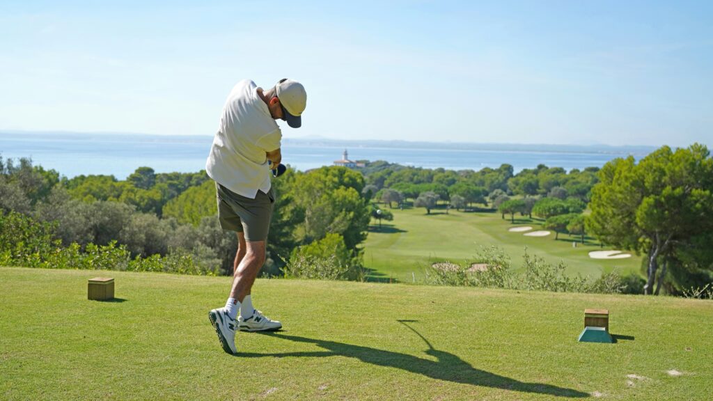 Man slår ut på golfbana i Spanien
